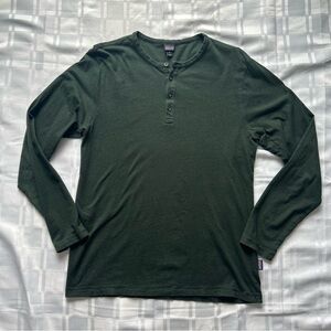 Patagonia “Daily Henley” Long-Sleeve Dark Green Quarter Buttoned Collar Top